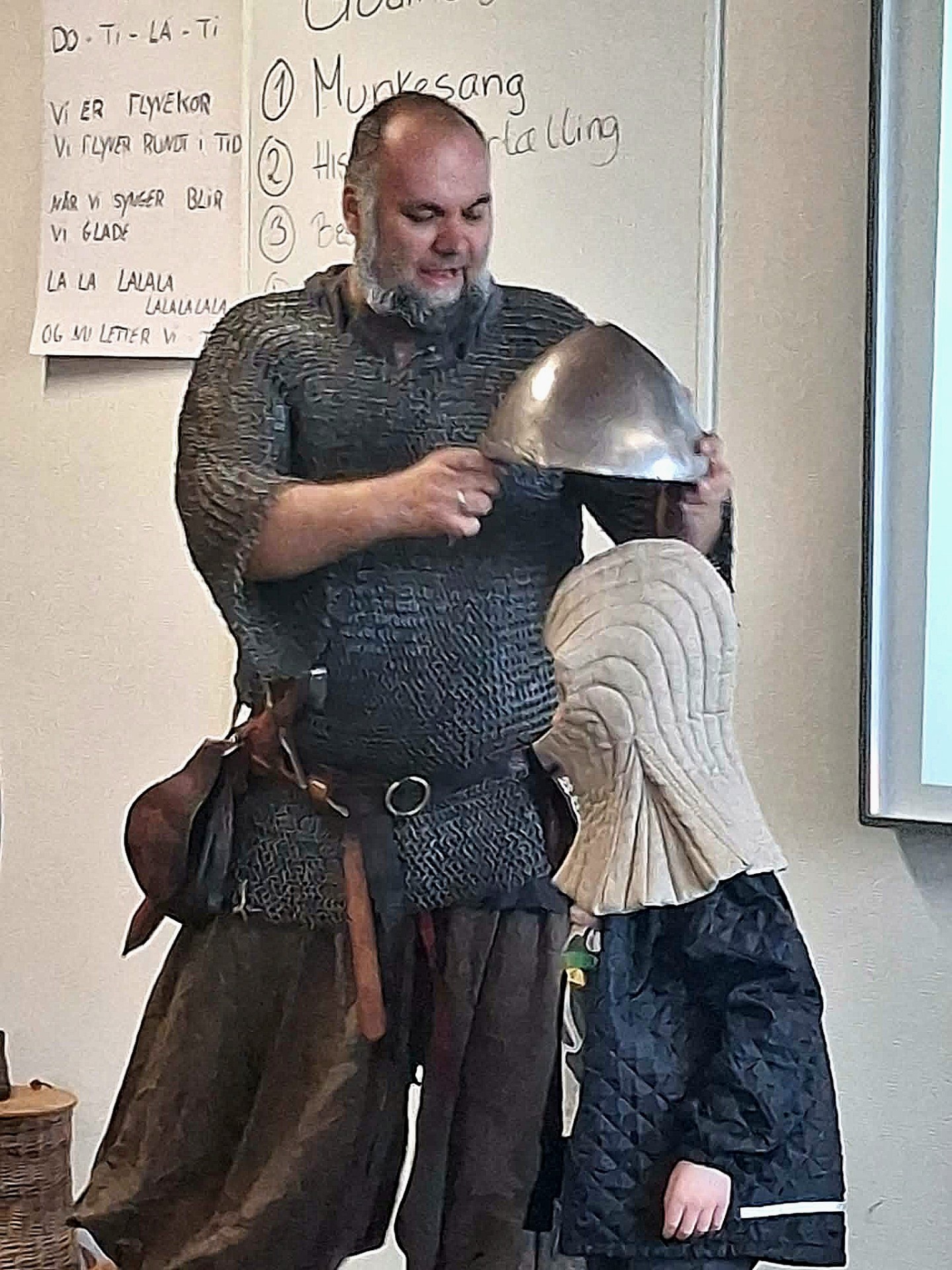 Eleven prøver vikingehjelmen
